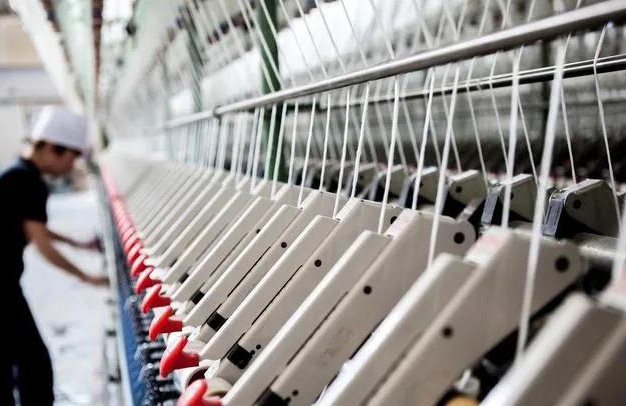 訂單減少50% 開機(jī)率達(dá)到低位，限電或?qū)⒕硗林貋恚嗟仉妰r最高上漲70%，紡織人的春天何時到來？